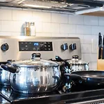 Stay Gia - Modern 1 Bedroom Apartment