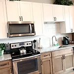 Upscale Condo Full Kitchen Balcony Rooftop Pool