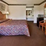 Super 8 Motel- Central