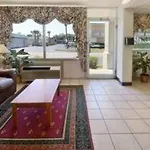 Super 8 Motel- Central