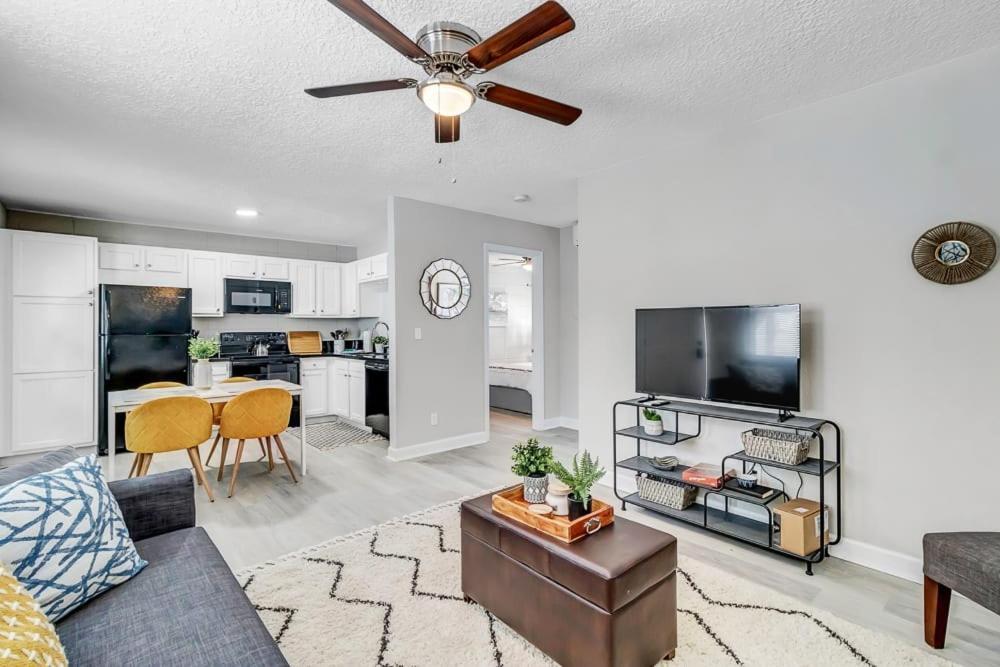 Cozy On Shaded Street! Apartment *