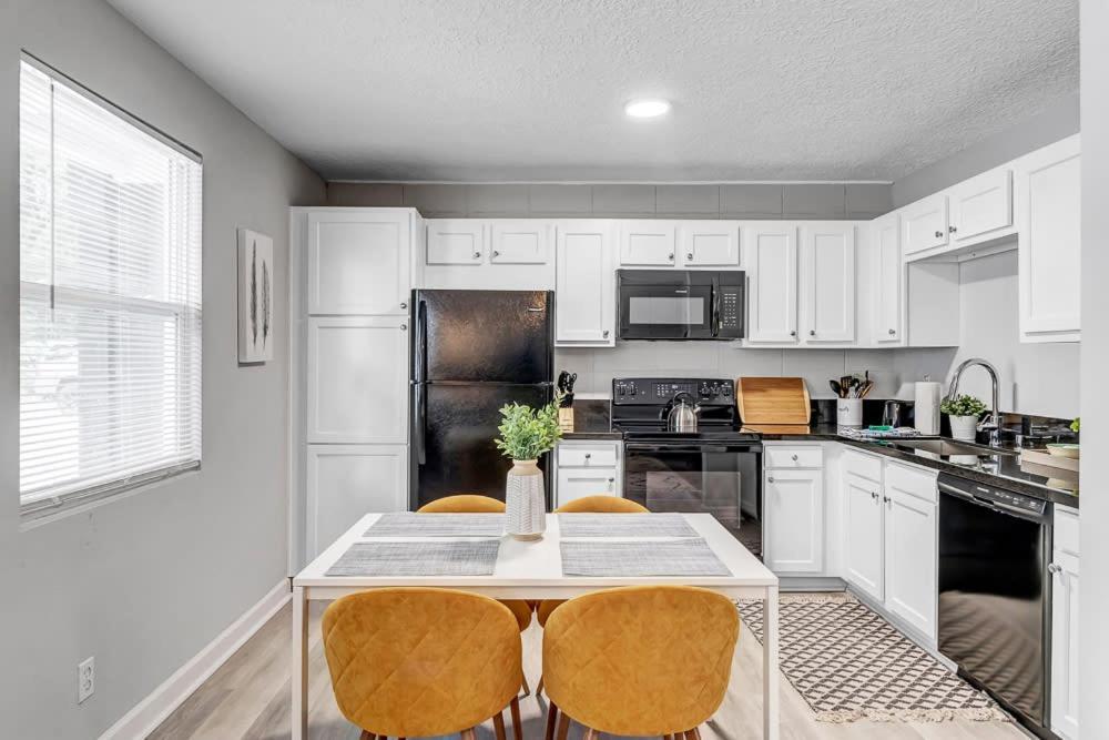 Apartment Cozy On Shaded Street!