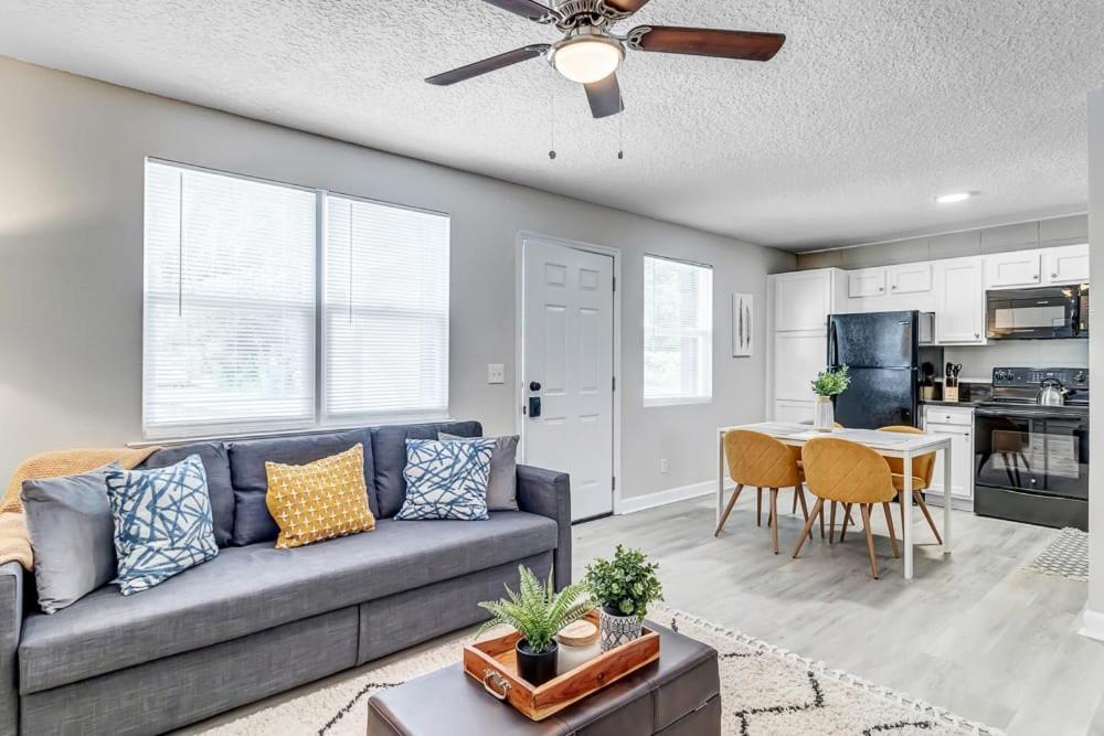 Cozy On Shaded Street! Apartment *