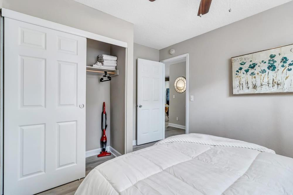Cozy On Shaded Street! Apartment *