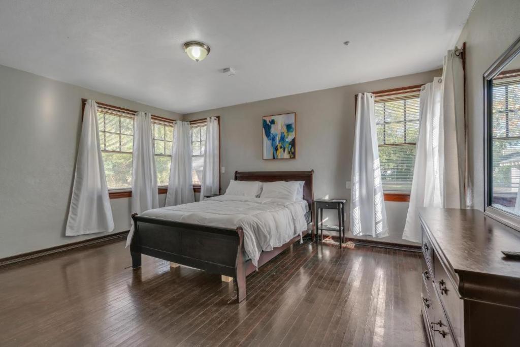 Comfy Pet Friendly In Mins To Downtown's *