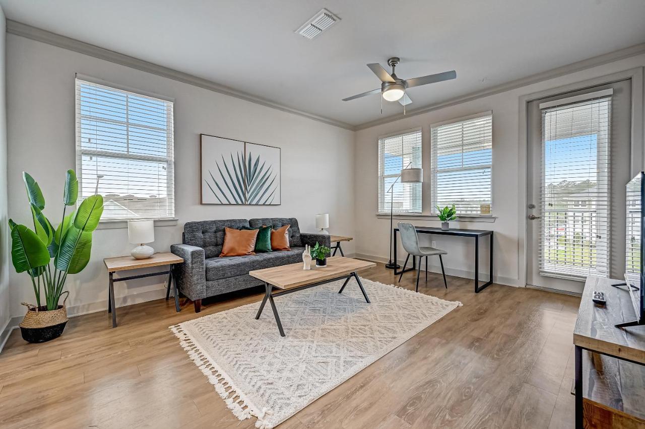 Frontdesk The Point At Tamaya Apts *