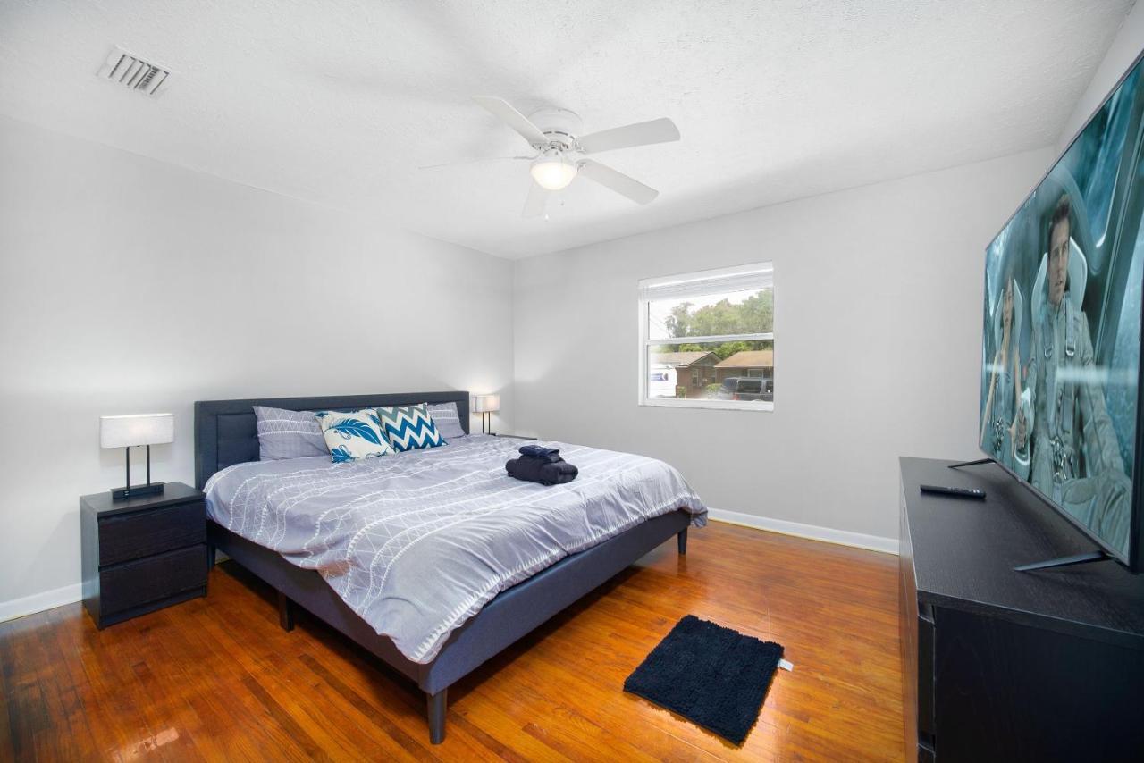 King Bedroom 2bed1bath Sleeps 5 Close To Town Center Downtown Mayo Clinic Jacksonville