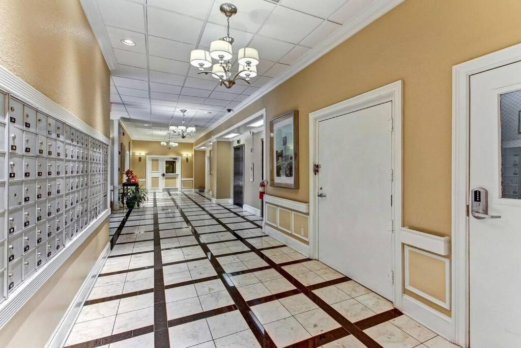 Cozy Downtown One Bedroom Apartment *