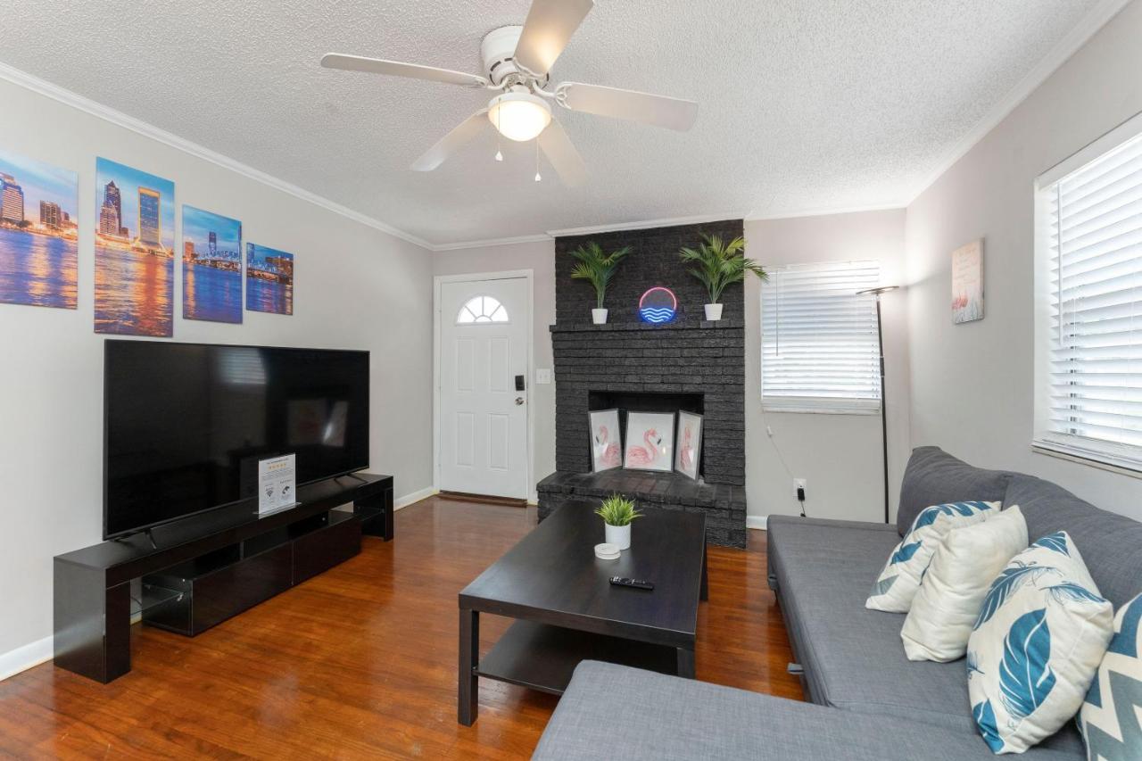 King Bedroom 2bed1bath Sleeps 5 Close To Town Center Downtown Mayo Clinic Jacksonville