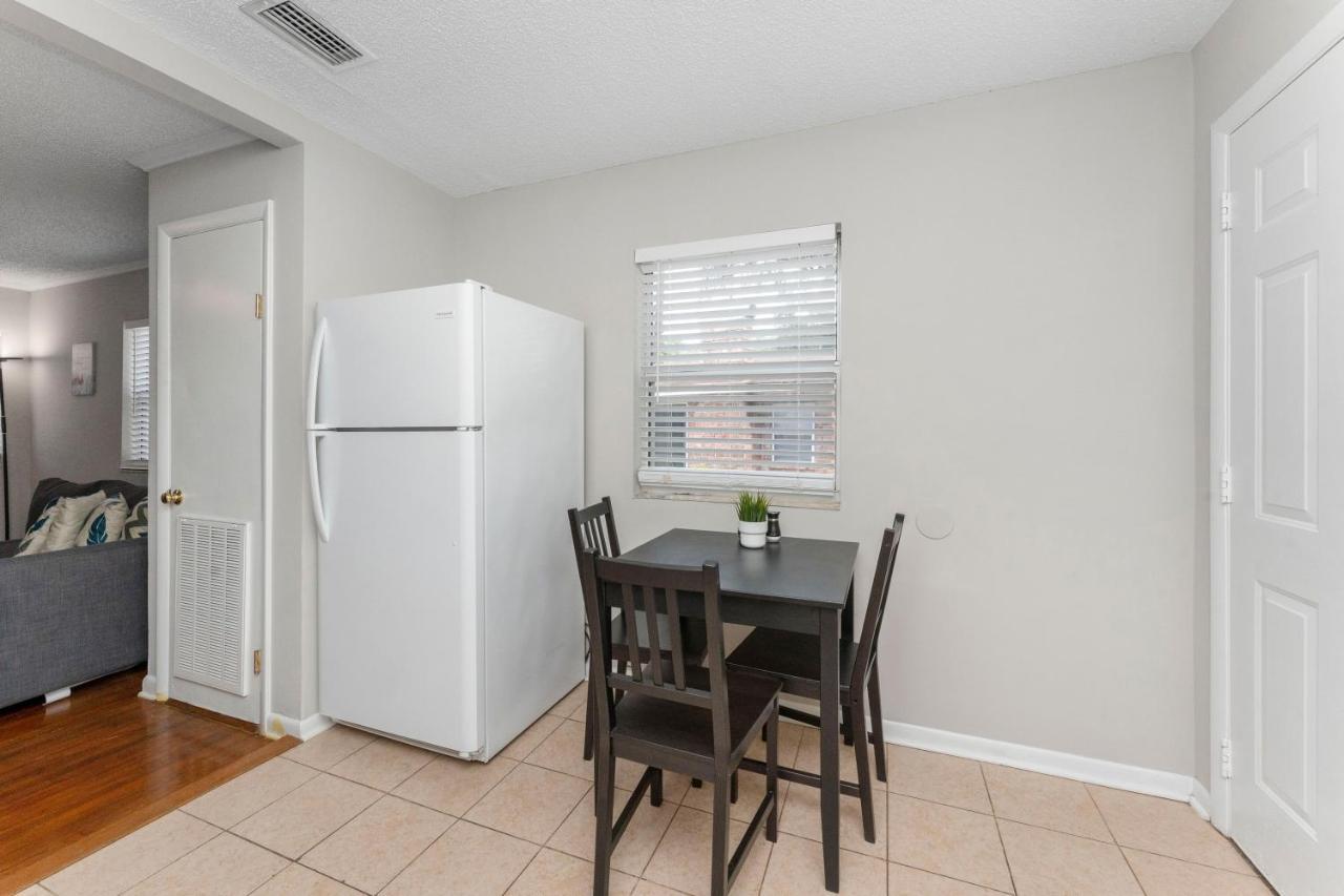 King Bedroom 2bed1bath Sleeps 5 Close To Town Center Downtown Mayo Clinic Jacksonville