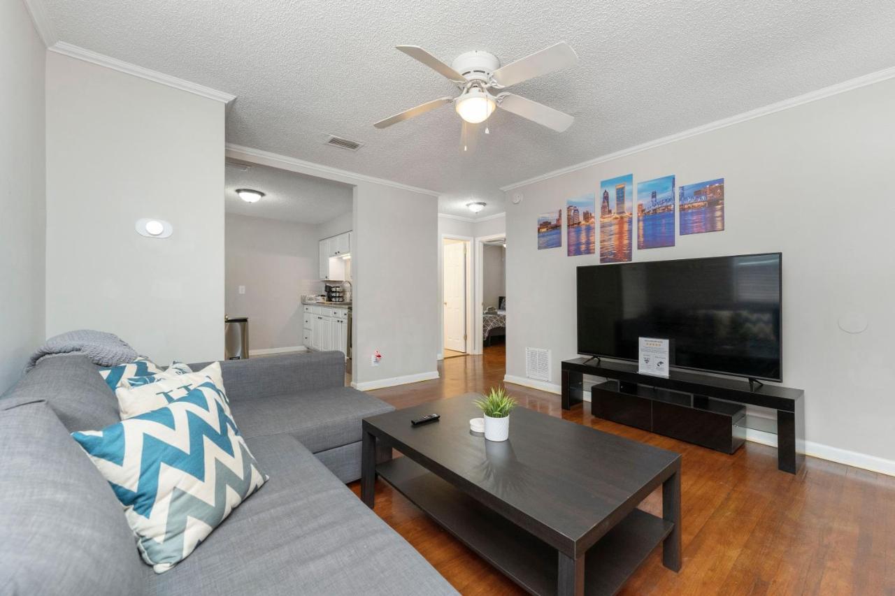 King Bedroom 2bed1bath Sleeps 5 Close To Town Center Downtown Mayo Clinic Casa de férias Jacksonville