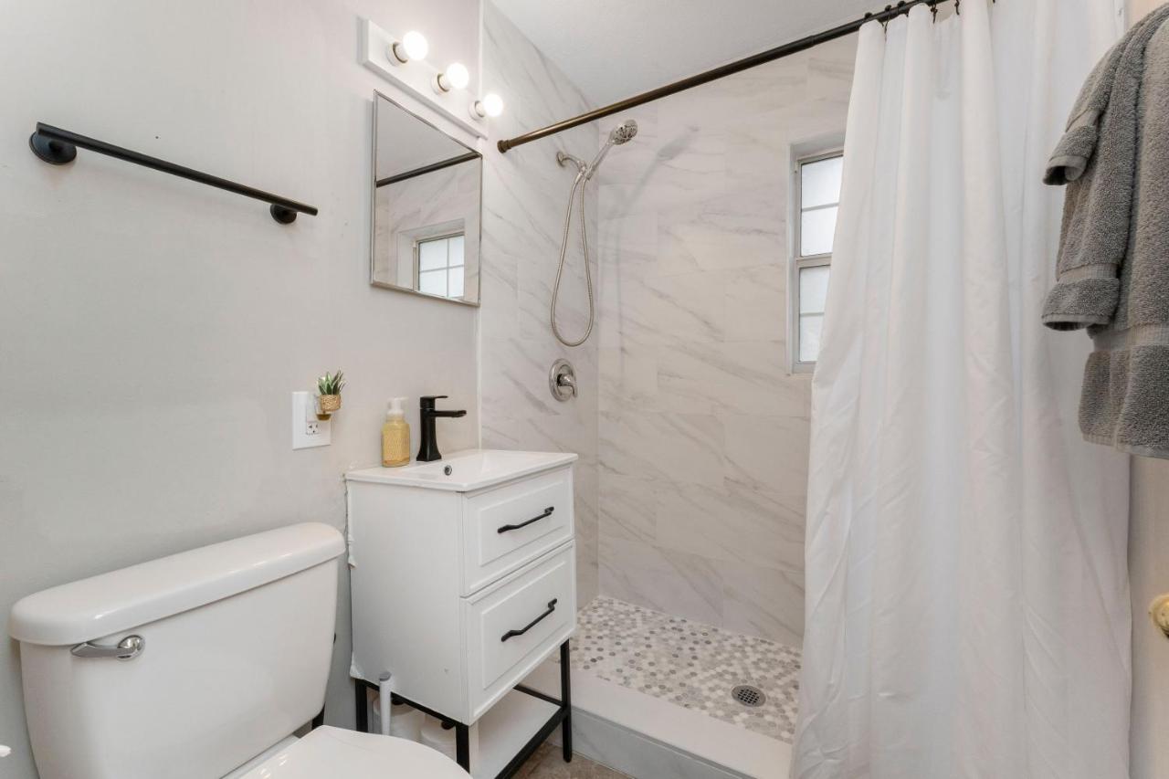 King Bedroom 2bed1bath Sleeps 5 Close To Town Center Downtown Mayo Clinic