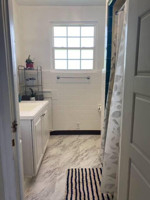 Cozy Home, King Bed, 3 Bedrooms,close To Downtown Beaches Towncenter Jacksonville