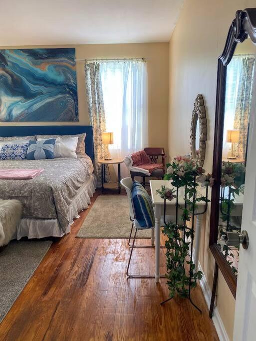 Holiday home Cozy Home, King Bed, 3 Bedrooms,close To Downtown Beaches Towncenter *