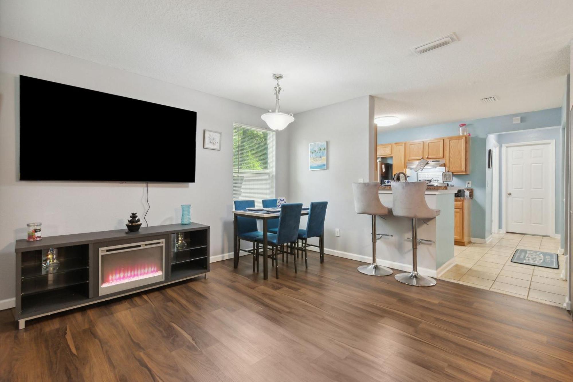 Spacious Family With Backyard Oasis Near Downtown Holiday home *