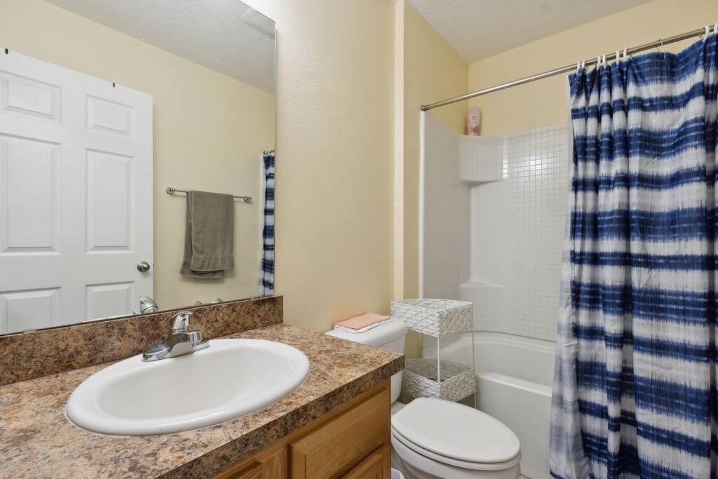 Spacious Family With Backyard Oasis Near Downtown Holiday home