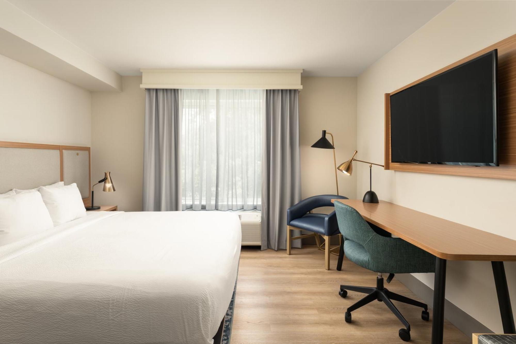 Fairfield & Butler Boulevard Hotel 3*
