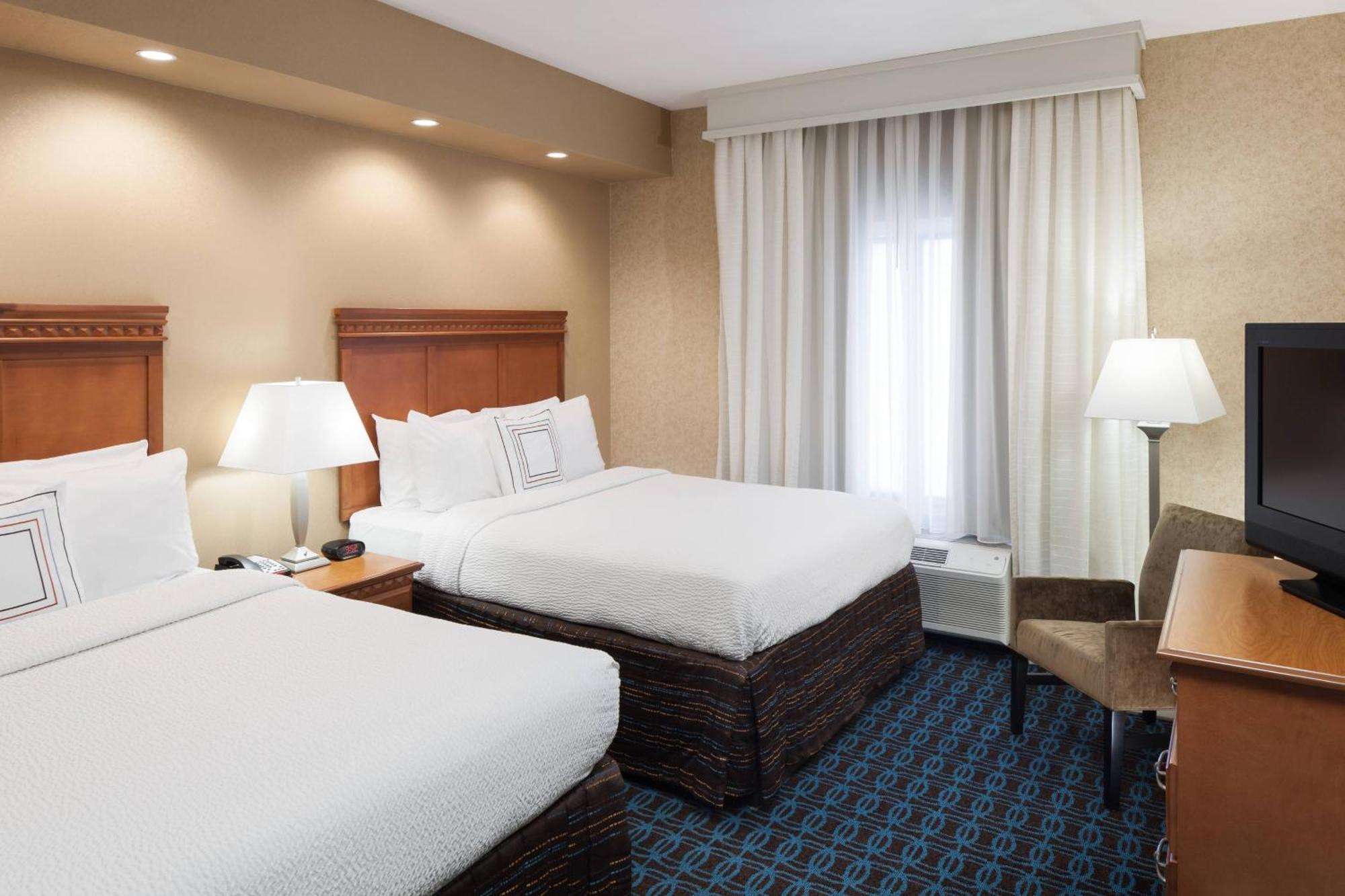 Fairfield & Butler Boulevard Hotel 3*