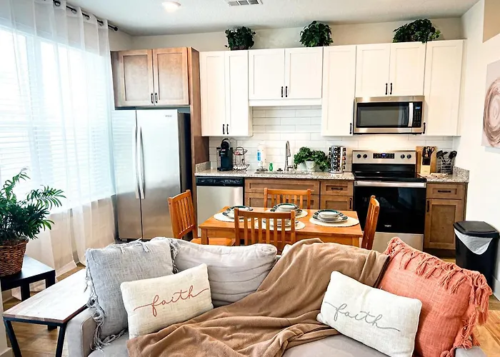 Upscale Condo Full Kitchen Balcony Rooftop Pool