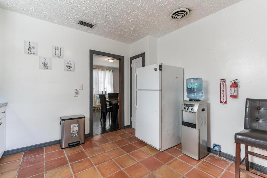 Comfy Pet Friendly In Mins To Downtown's Guest house