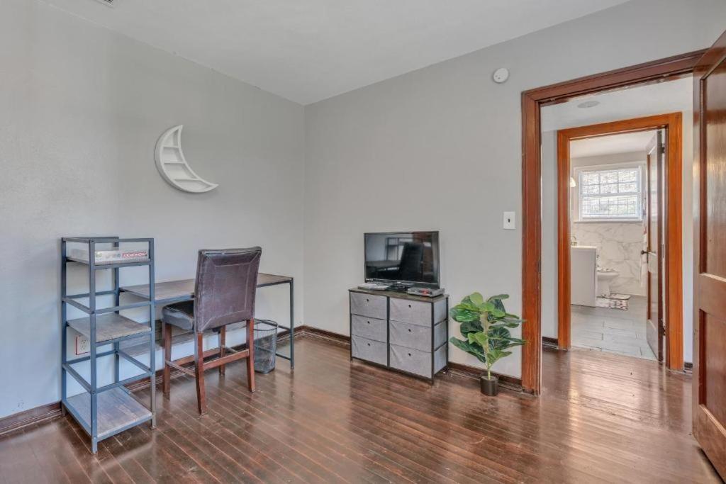 Comfy Pet Friendly In Mins To Downtown's Guest house Jacksonville