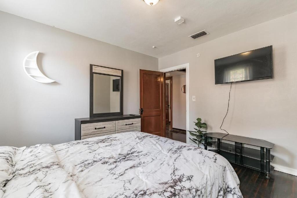 Comfy Pet Friendly In Mins To Downtown's Guest house *