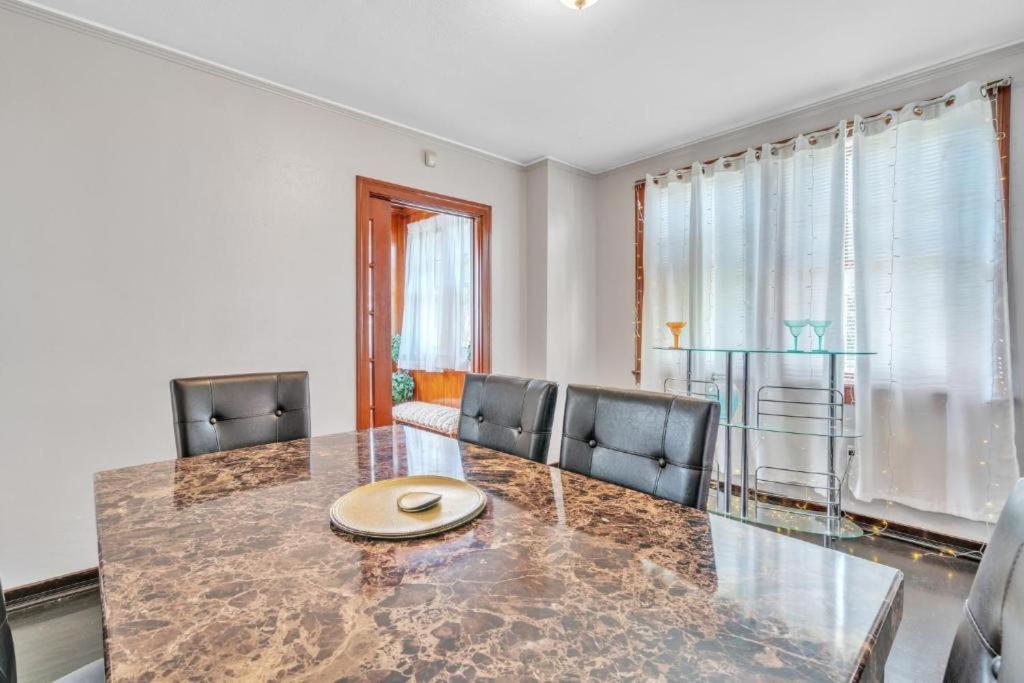Comfy Pet Friendly In Mins To Downtown's Guest house
