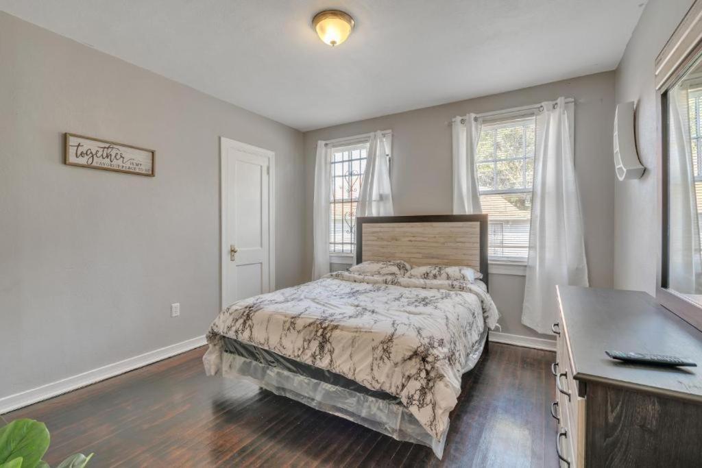 Comfy Pet Friendly In Mins To Downtown's Guest house