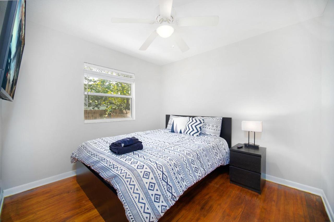 King Bedroom 2bed1bath Sleeps 5 Close To Town Center Downtown Mayo Clinic Holiday home Jacksonville