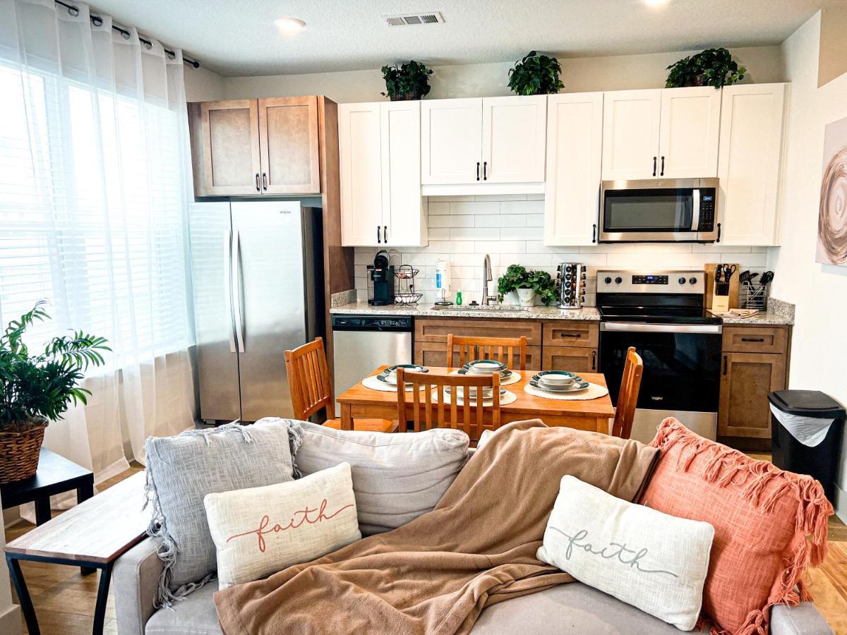 Upscale Full Kitchen Balcony Rooftop Pool Apartment