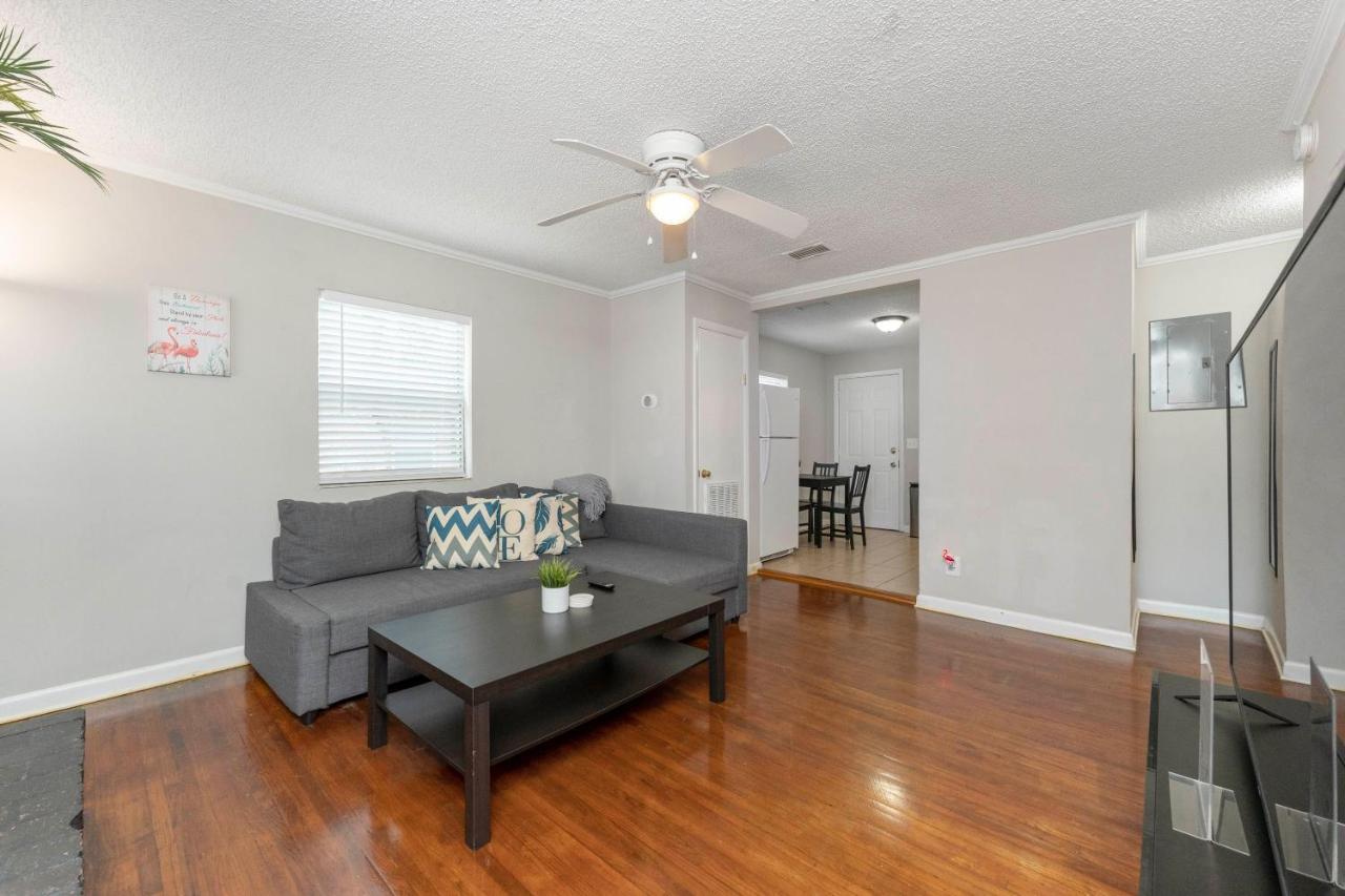 King Bedroom 2bed1bath Sleeps 5 Close To Town Center Downtown Mayo Clinic Holiday home *