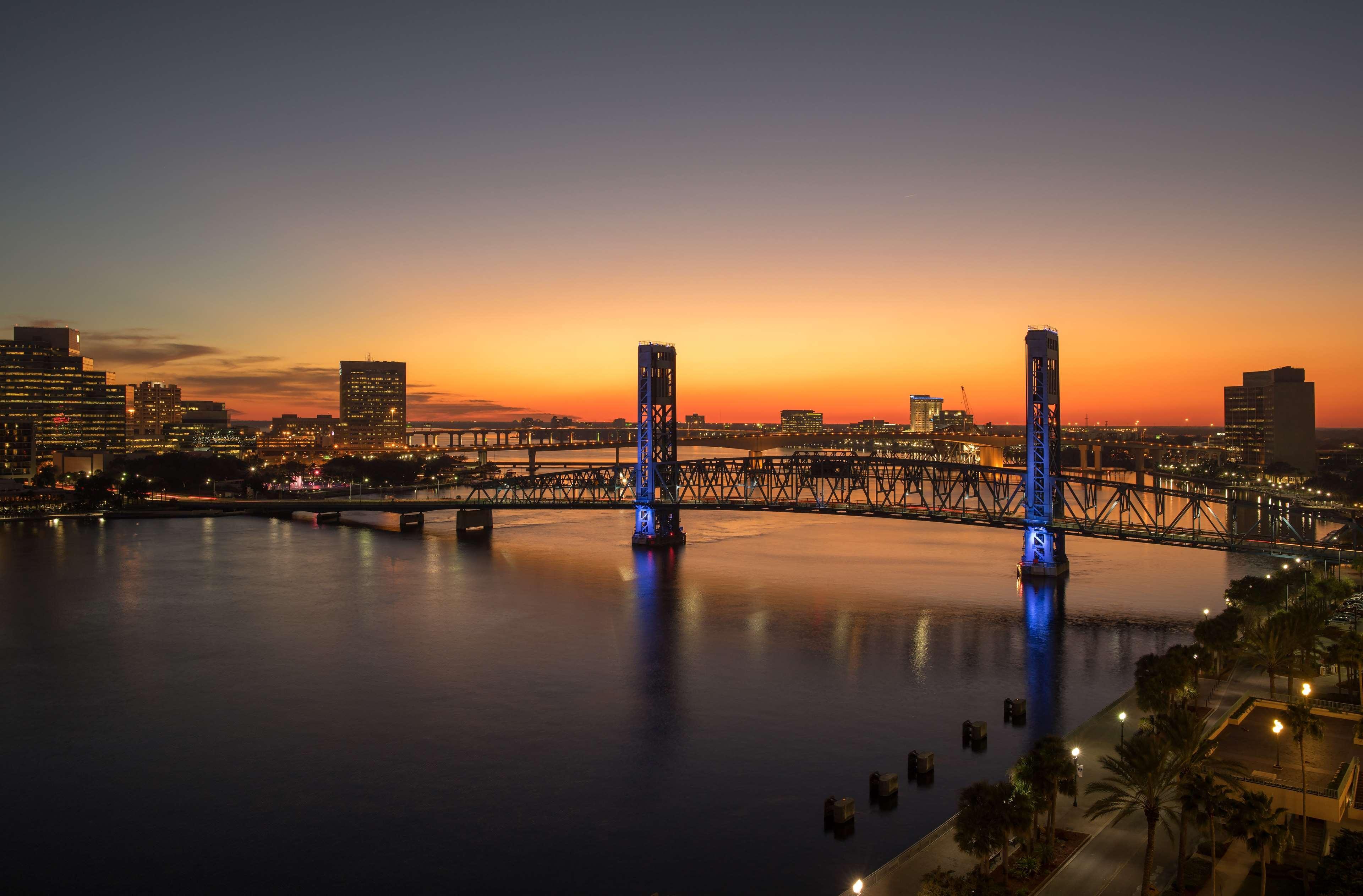 Hyatt Regency Riverfront Hotel 3*