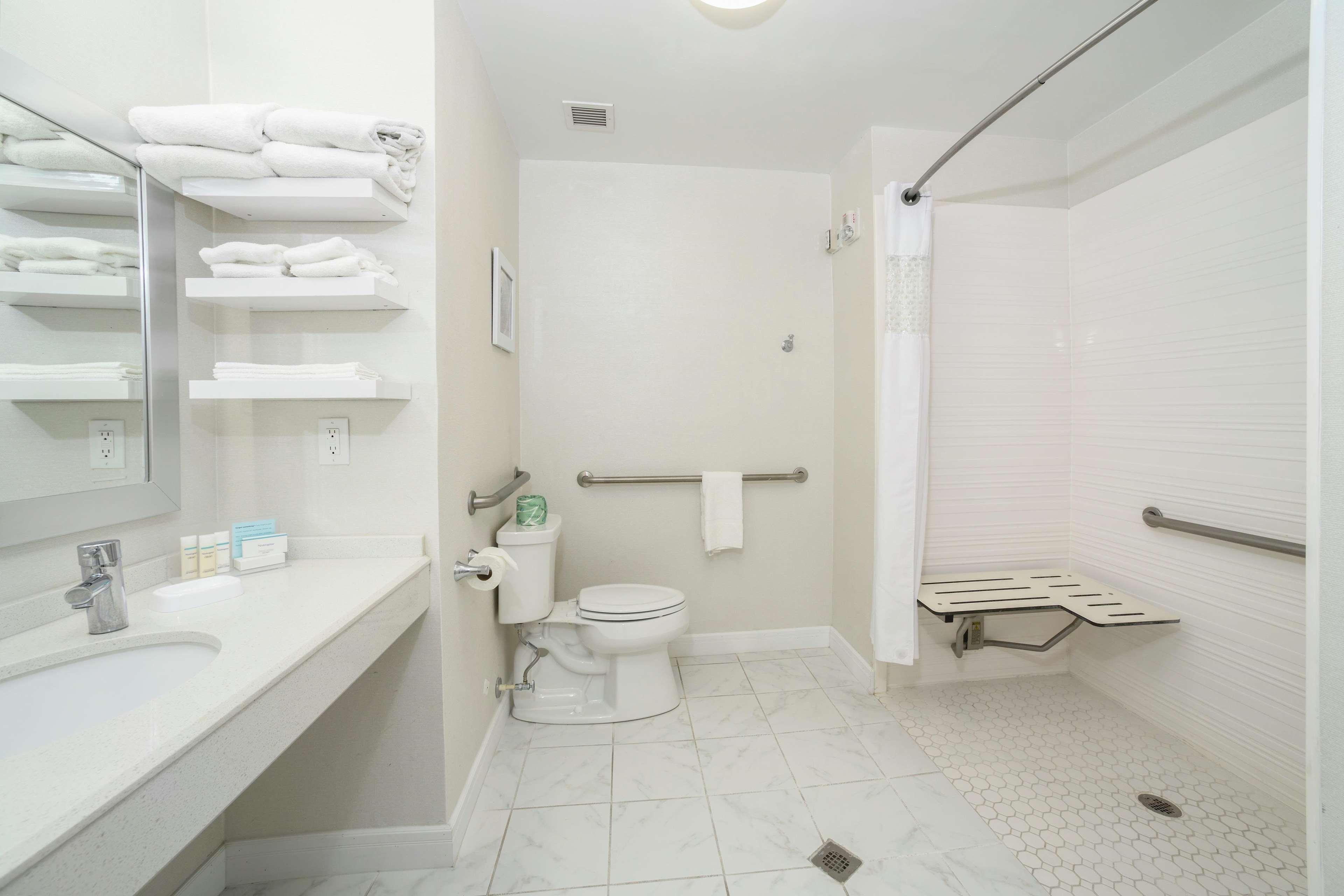 Hampton - East Regency Square 3*