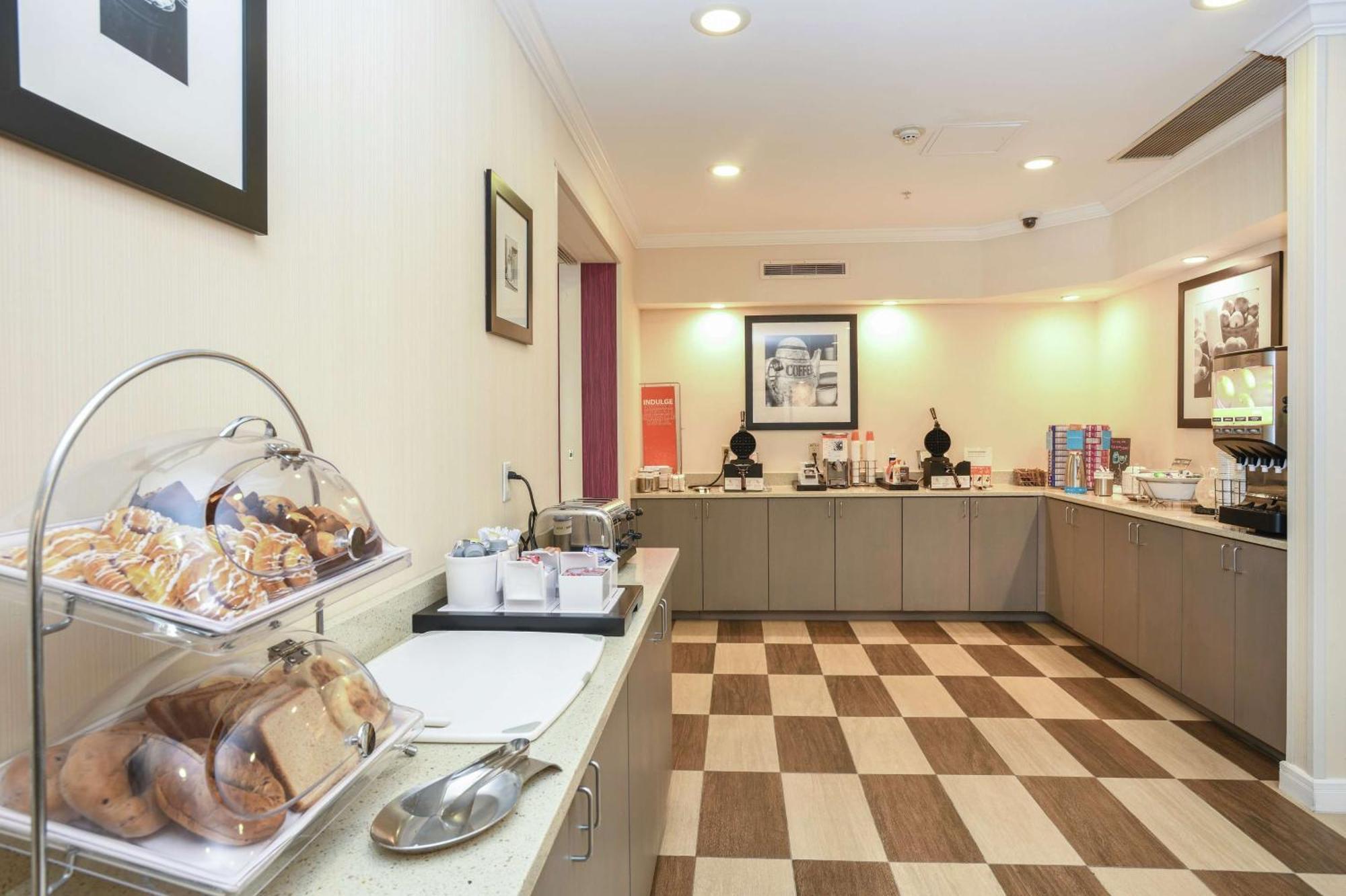 Hotel Hampton - East Regency Square 3*
