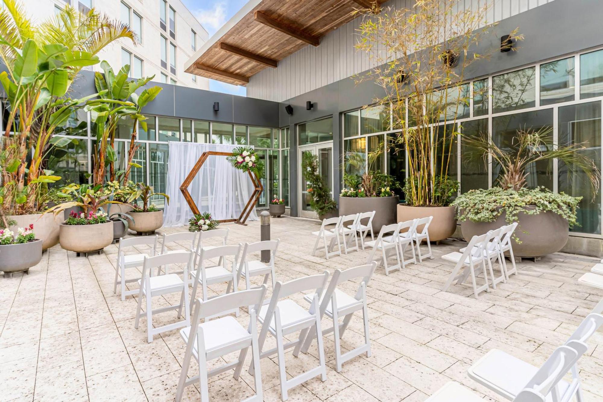 Aloft Tapestry Park Hotel 4*